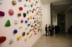 Instalace se skládá ze zhruba stovky skulptur, které připomínají pilulky léků, označených symboly lidských snů a obav Museo Mundial_CZ_Pharmatopia_1