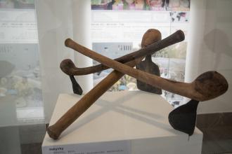 Součástí instalace jsou také sekery a motyka používané na vlastní výrobu palivového dřeva a dřevěného uhlí Museo Mundial_CZ_Cooking_3