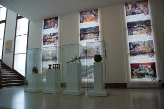 Plakáty jsou vytištěny na samolepicím materiálu a umístěny přes velká okna Museo Mundial_CZ_Planet_1