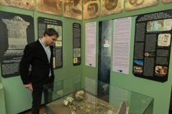 Okolo vystaveného hrobu jsou informační tabule Museo Mundial_HU_Maternal_4