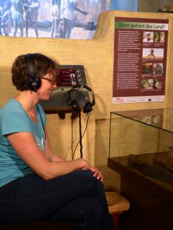 Návštěvnice u audio stanice Visitor_Landgrabbing