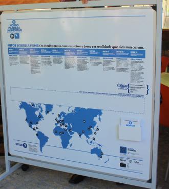 Na jedné straně mobilní konstrukce instalace je umístěna mapa světa Museo Mundial_PT_Food_1