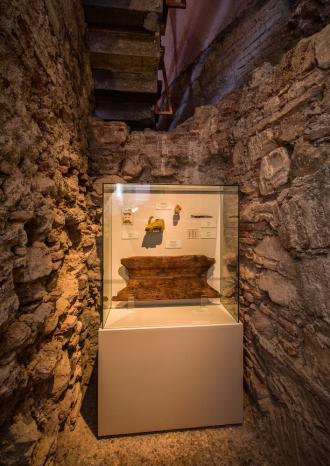 Mezi exponáty si návštěvníci mohou prohlédnout originální fragment středověkého záchodového sedátka pro dvě osoby Museo Mundial_HU_Hygiene_2