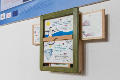 Hračka umístěná v dřevěném boxu obsahuje zajímavé otázky a také poskytuje odpovědi doplněné barevnými kresbami Museo Mundial HU_Pollution_2