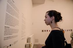 Eine Besucherin liest die Informationstafel Museo Mundial_CZ_Pharmatopia_4