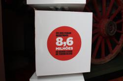 BesucherInnen können die Objekte anfassen und die Würfel drehen, um weitere Informationen zu erhalten Museo Mundial_PT_Health_3