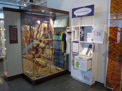 Ein Überblick der Installation zur globalen Textilproduktion 20140513aklein001