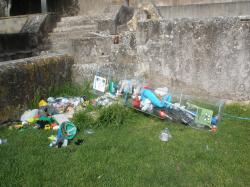 Die erste Installation, die im Garten des Museums platziert war, wurde zerstört Museo Mundial_PT_Plastic_2