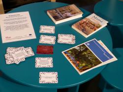 Auf dem dazugehörigen Tisch finden die BesucherInnen ein Kartenspiel und verschiedene Bücher zum Thema Table_Gender