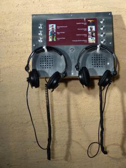 Die Audiostation ermöglicht es den BesucherInnen, verschiedene Perspektiven zu hören