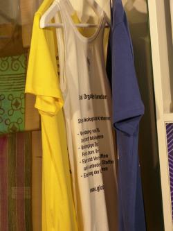 Auf drei T-Shirts werden drei verschiedene öko-faire Siegel und deren positiver Einfluss auf die Bekleidungsindustrie erklärt