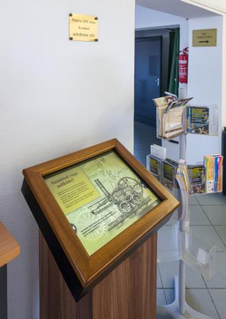 Der Touchscreen umfasst 19 Folien, die von den BesucherInnen durch Berührung und Verschieben der Bildschirminhalte erkundet werden können Museo Mundial HU_Railway_2