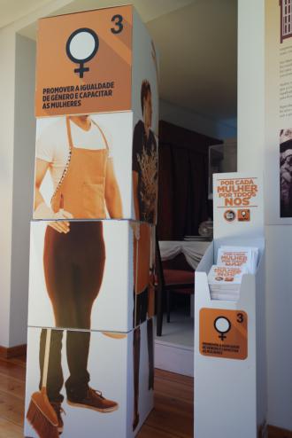 Auf den Würfeln sind insgesamt sechs Personen in ihrer typischen Berufskleidung sowie einige Zahlen und Fakten zum Thema abgebildet Museo Mundial_PT_Women_1