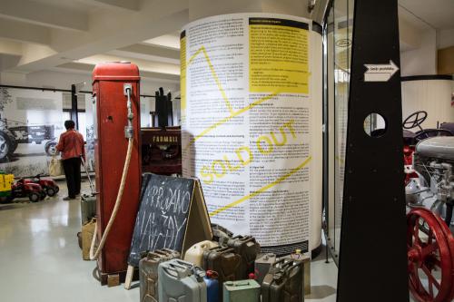 Eine Informationstafel enthält Daten und Fakten zur Ölförderung dem Verbrauch von Öl weltweit Museo Mundial_CZ_Oil_1