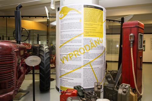 Um die Zapfsäule herum stehen leere Benzinkanister Museo Mundial_CZ_Oil_2