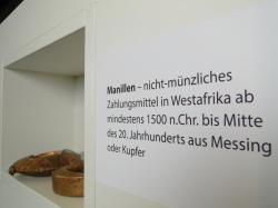 Manillas (slave money) are placed under the touchscreen for visitors to handle Manillen_Slavery