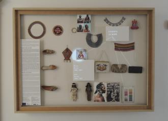 In an old-fashioned showcase small artefacts made from seed beads are presented Museo Mundial_CZ_Seed_2