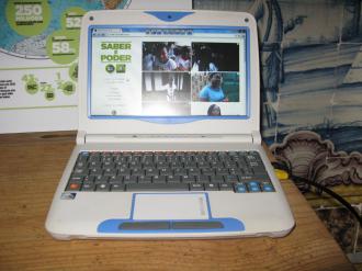 The laptop shows children trying to answer the question “What would you like to be when you grow up? Museo Mundial_PT_Knowing_2