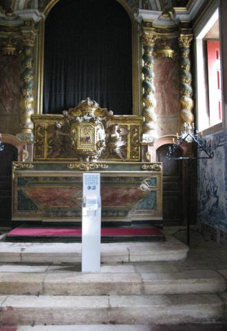 The installation on child mortality is situated in the Museum's Chapel Museo Mundial_PT_Child_1