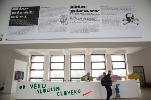 A falra erősített, hatalmas poszter Museo Mundial_CZ_Biopiracy_1